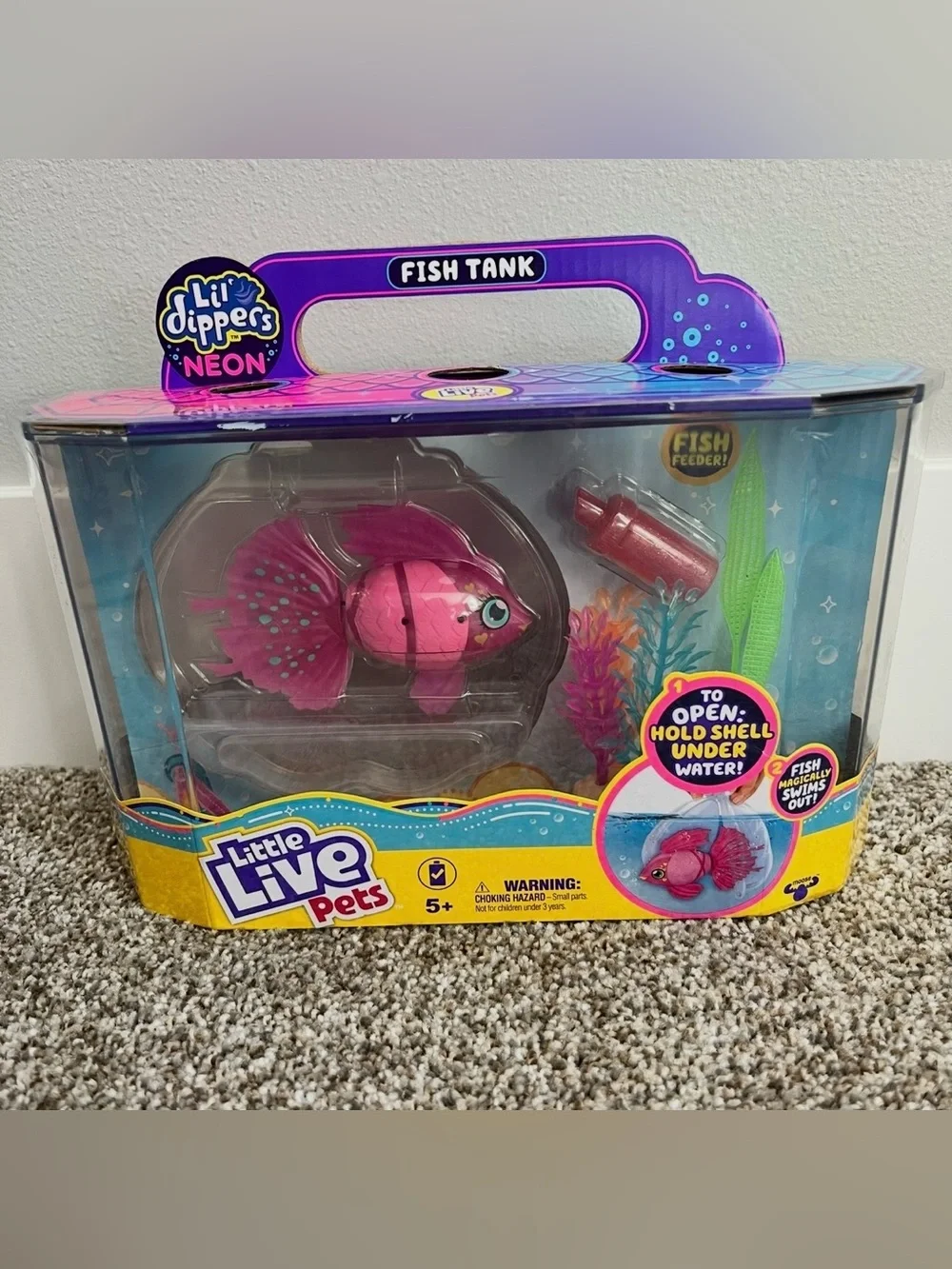 NWT Little Live Pets Lil Dippers Neon Fish with Fish Tank